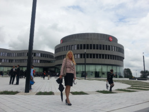 Caro Cremer vor dem Verwaltungsbereich der Firmenzentrale Leica