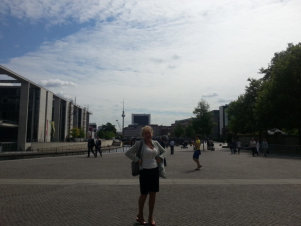 Caro Cremer vor dem Paul-Löbe-Haus, einem Haus des Bundastages 