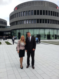 Dr. Lars Witteck mit caro Cremer vor der neuen Leica Unternehmenszentrale in Wetzlar