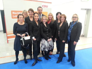 Caro Cremer und Mentoringfrauen mit Christoph Metzelder