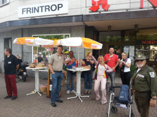 Caro Cremer am Wahlstand in Schmachtendorf